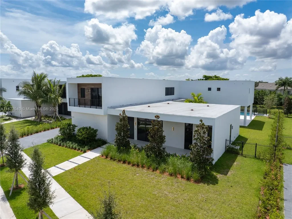 16740 N Botaniko Dr N, Weston