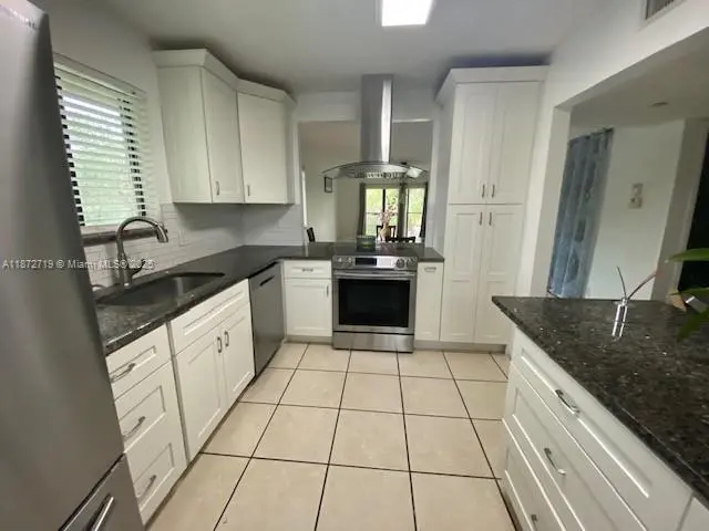 437 Lakeview Dr 201, Weston