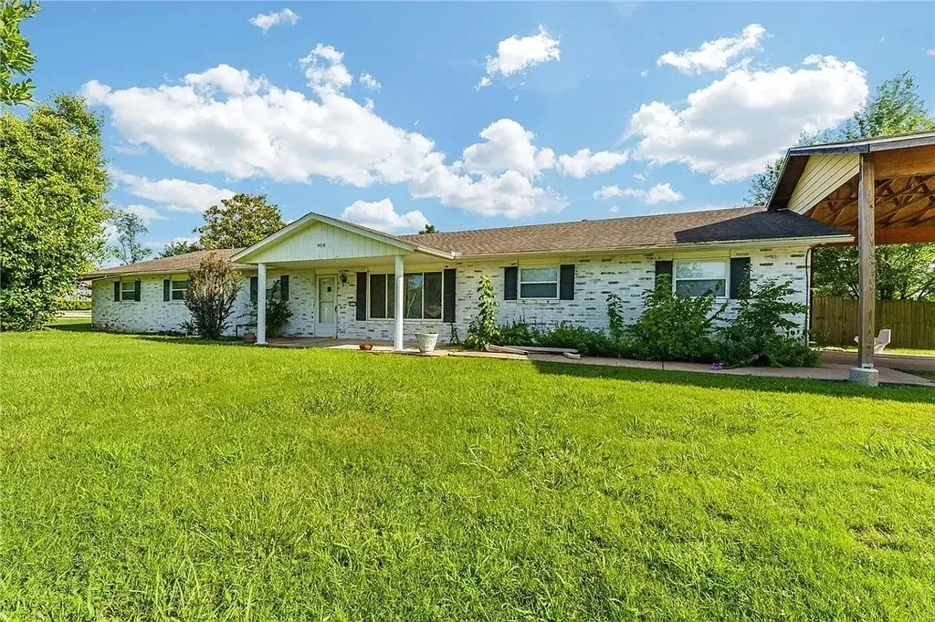 908 E New Hope Road, Rogers