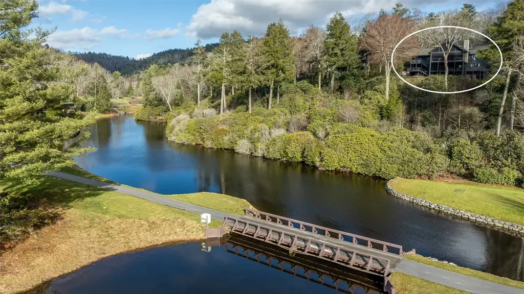 124 Spruce Lane, Highlands