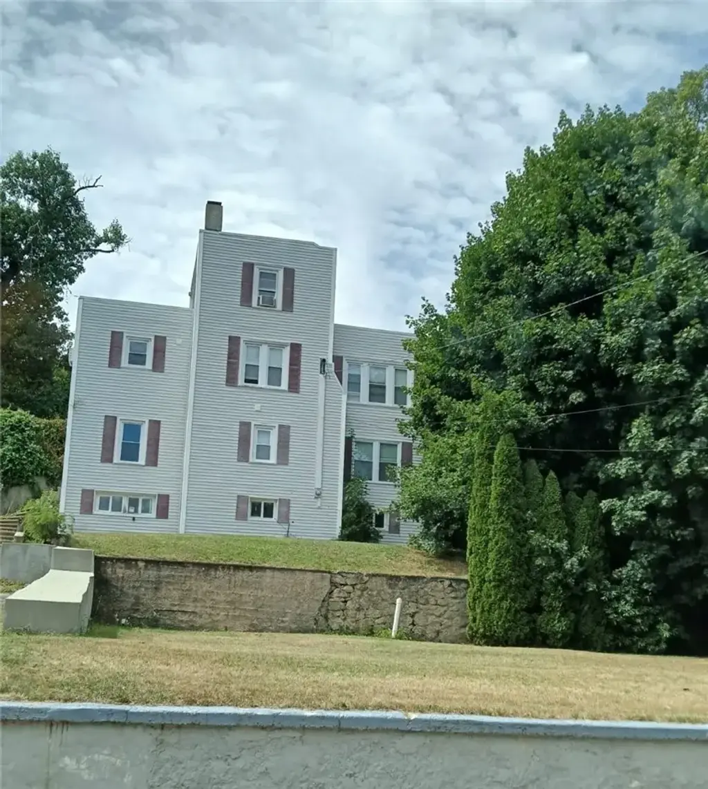 32 Summit Ave, West Warwick