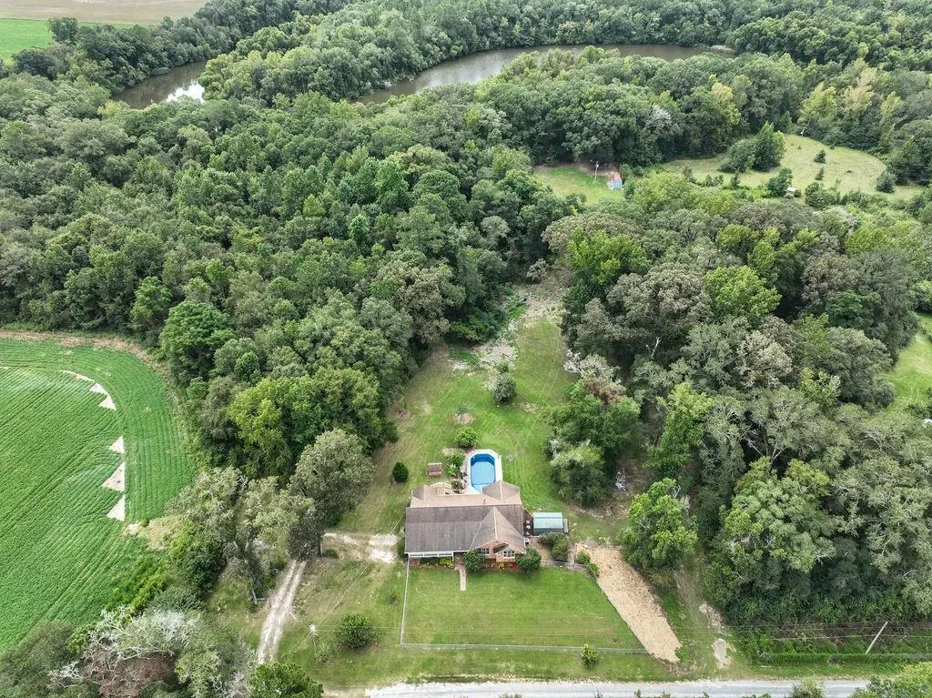 8 Lakeshore Drive, Pittsview