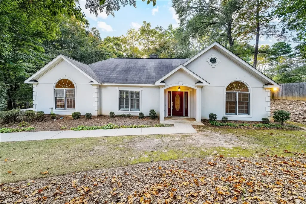 1285 E University Dr, Auburn