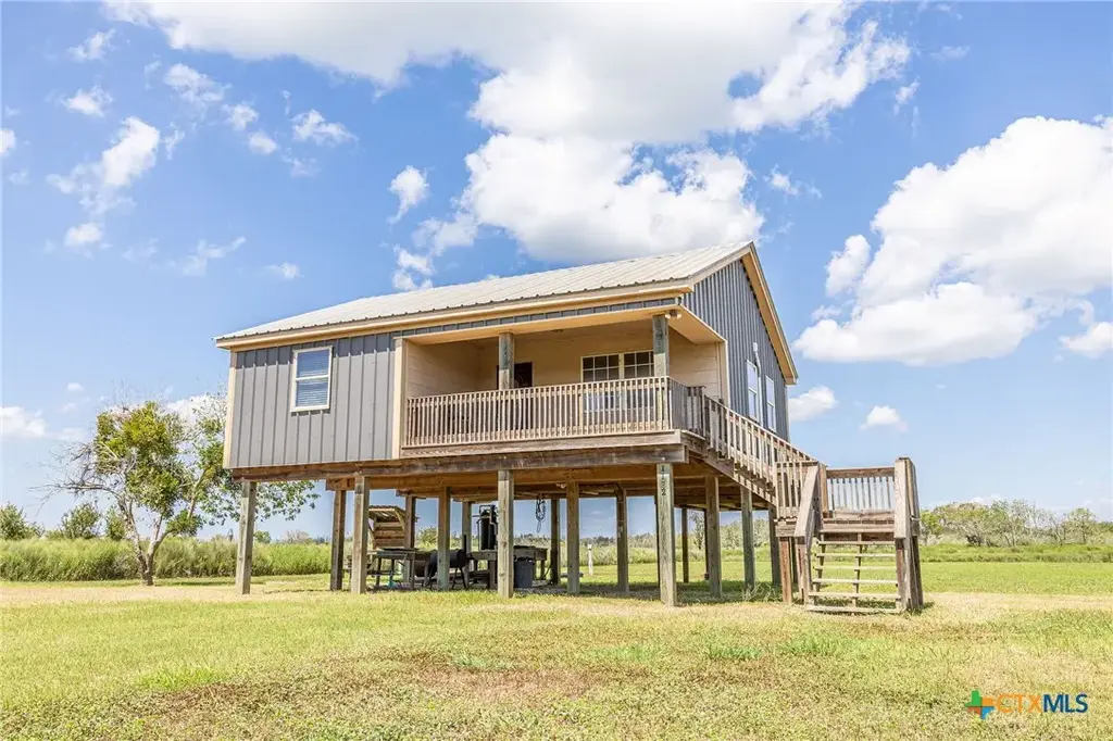 1172 Guadalupe River Drive, Tivoli