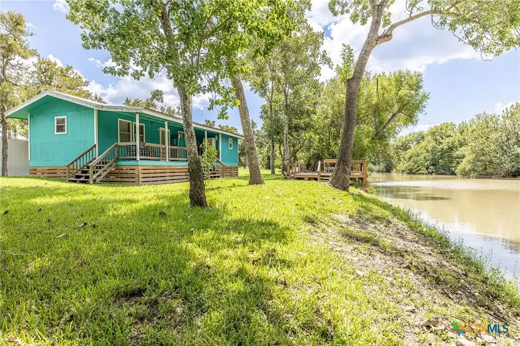 1932 Guadalupe River Drive, Tivoli