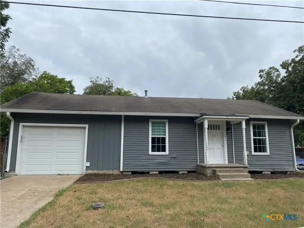 121 E 15th Street, Shiner