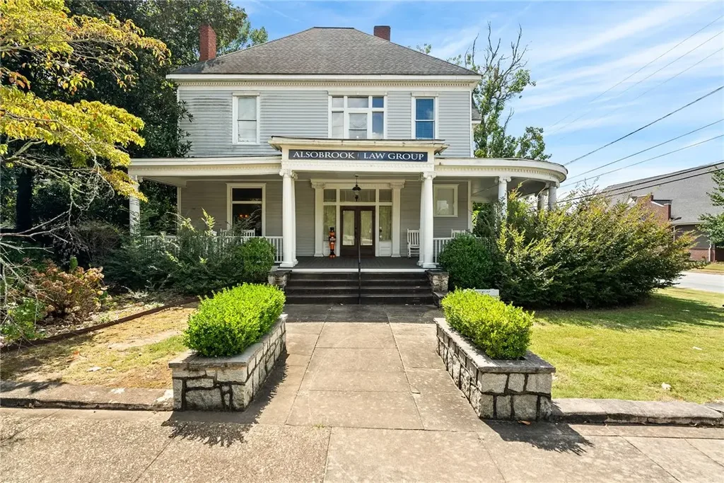 114 N 9th St, Opelika