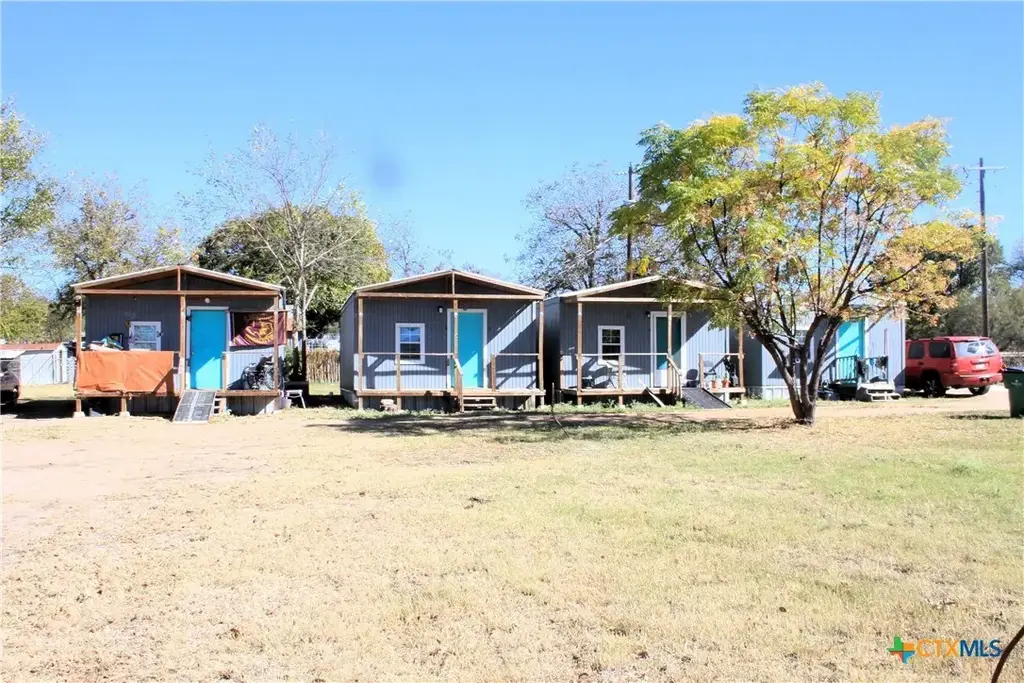 301 E Cedar Street A, Lometa