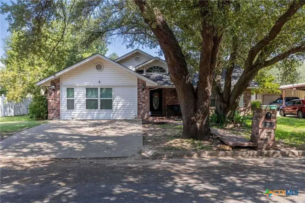 704 E 16th Street, Cameron