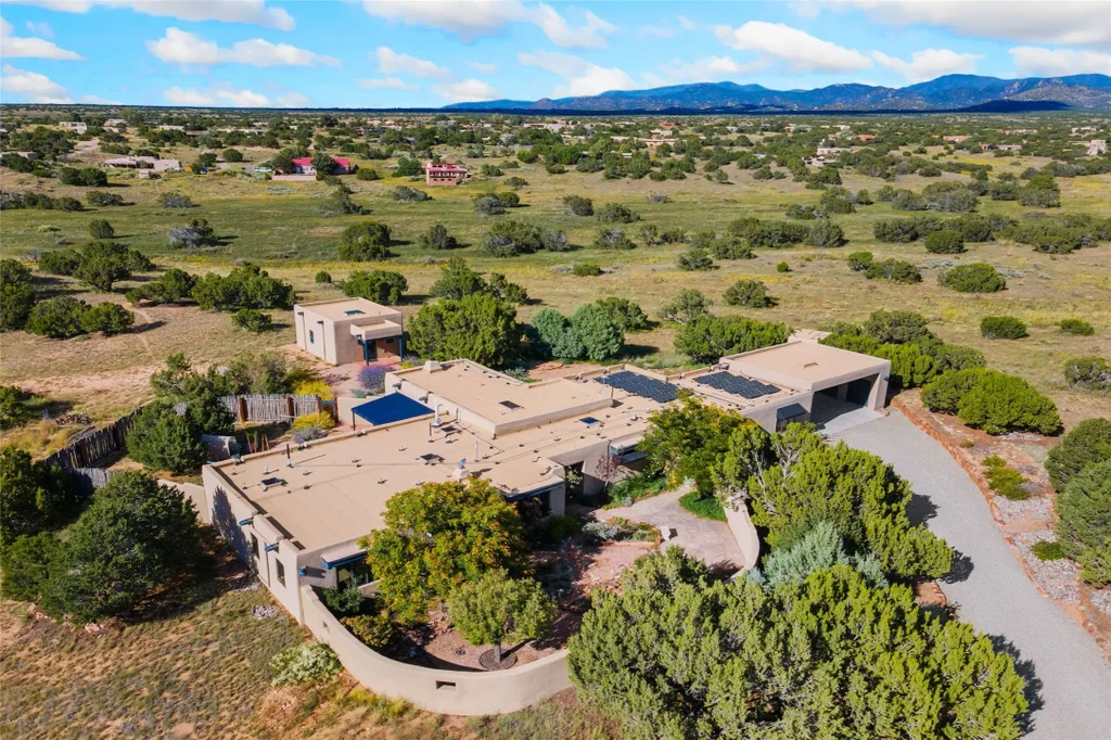 71 Camerada Loop, Santa Fe