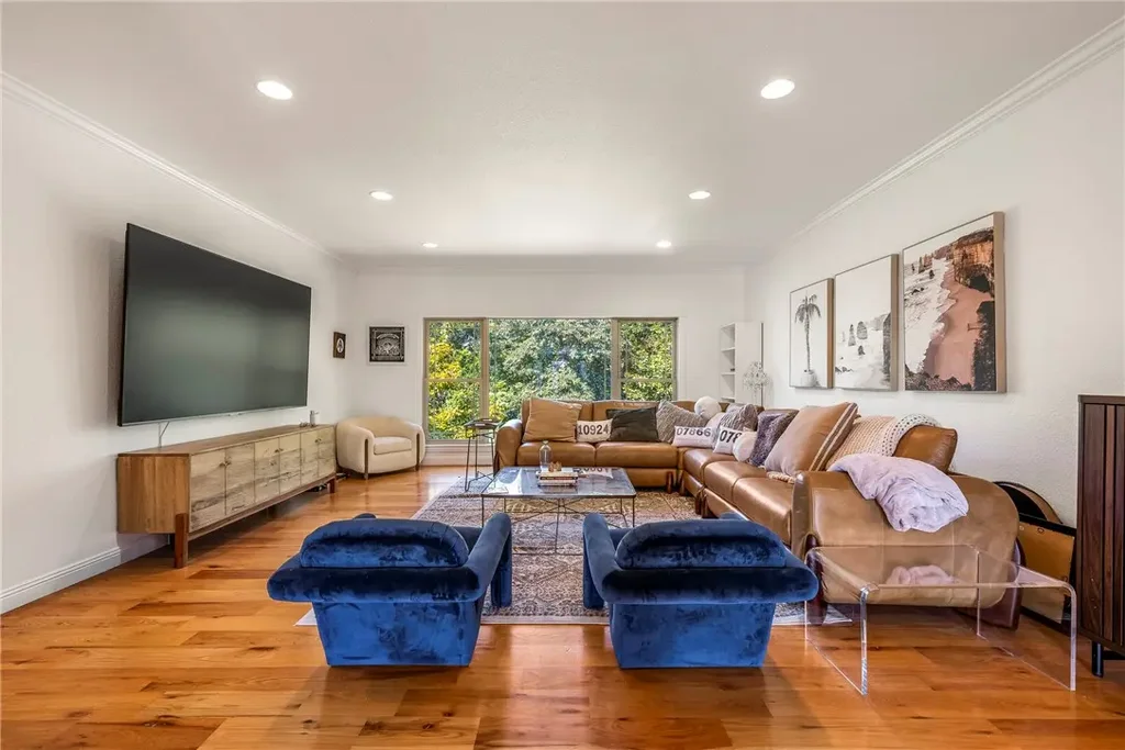 13780 Crazy Horse Drive, Rogers