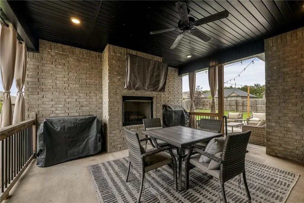 201 Doral Drive, Cave Springs