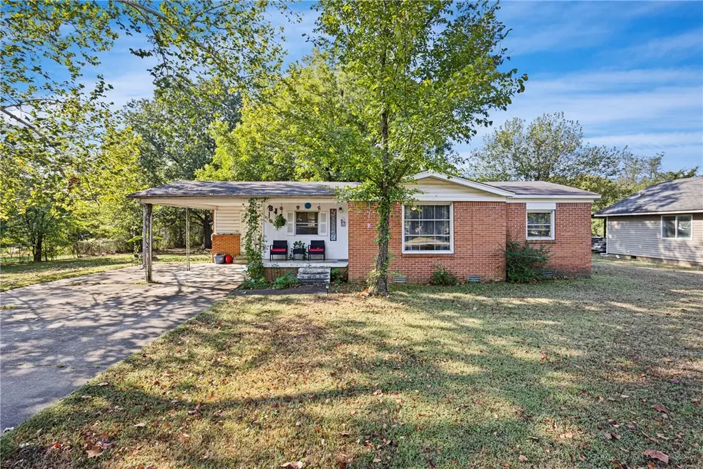 814 E J Street, Russellville