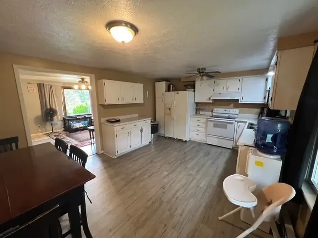247 Manor Drive, Sugarcreek Boro