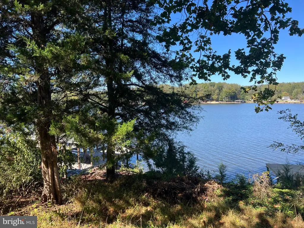 1134 Lakeshore Dr S, Louisa