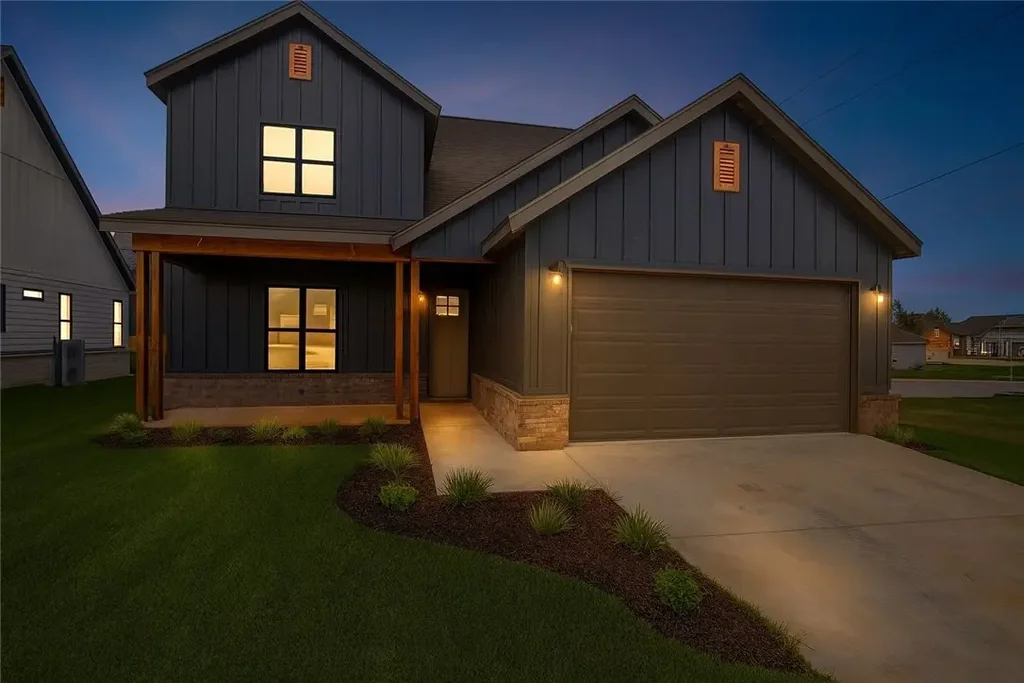 2327 W Seminole Drive, Rogers