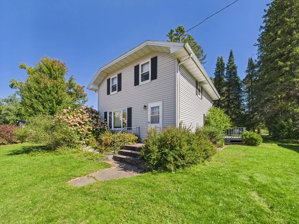 5204 Spruce St, Laona