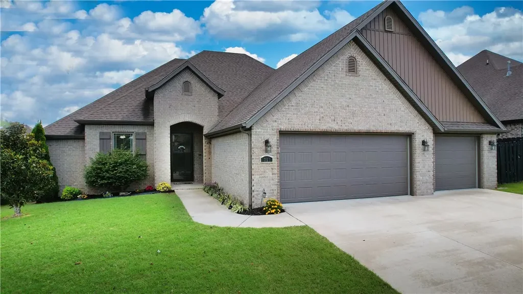 751 Tamarron Drive, Centerton