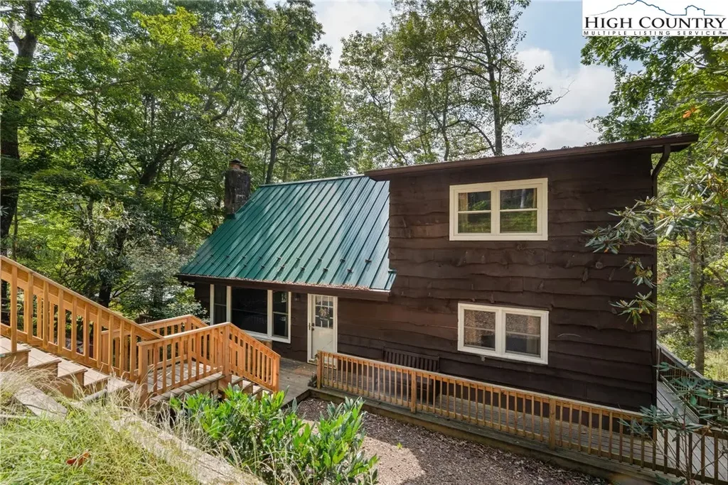 635 Bear Ridge Trail, Fleetwood