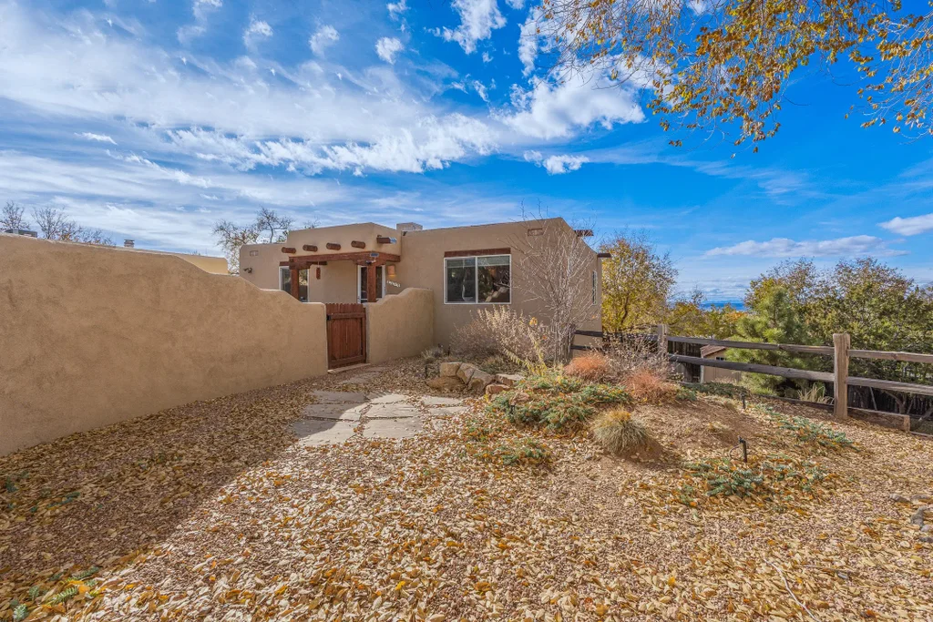 2070 Calle Contento, Santa Fe