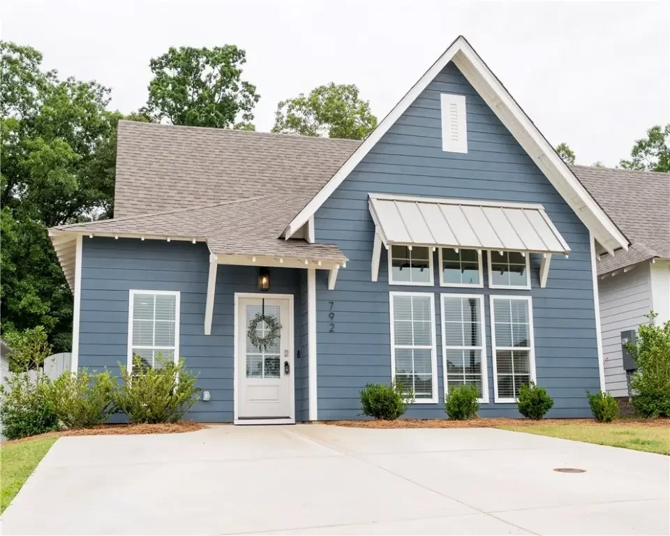 792 Village Dr, Opelika