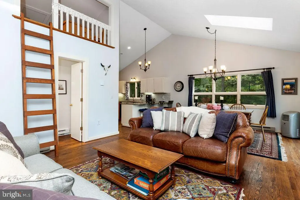 589 Pedlars Edge Dr, Roseland