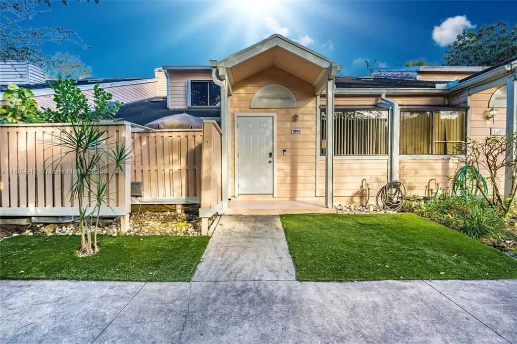 1845 Runners Way, North Lauderdale