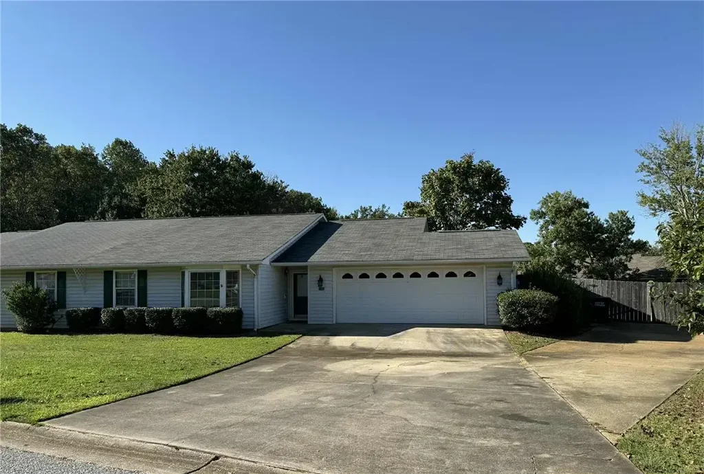 2106 Henderson Dr, Opelika