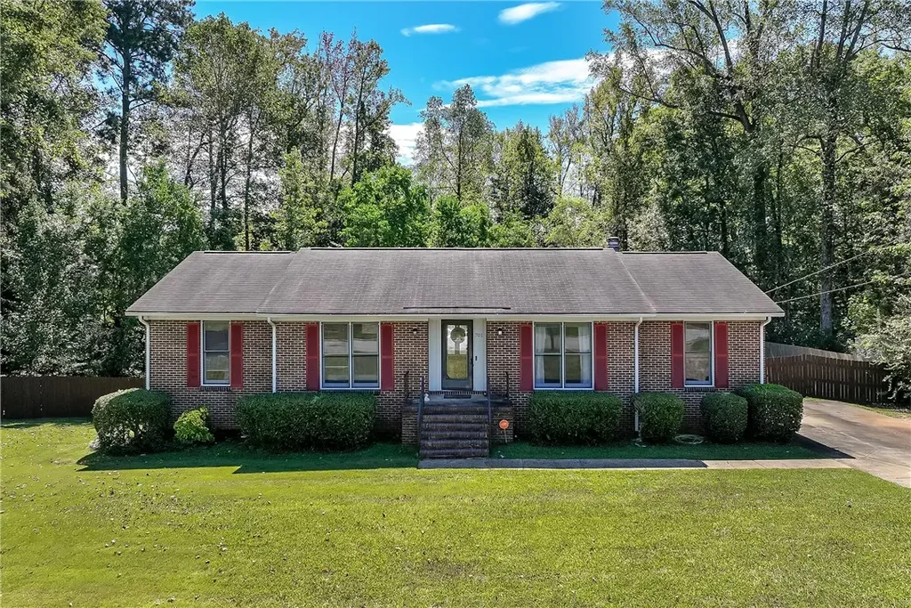 701 North Hills Dr, Opelika