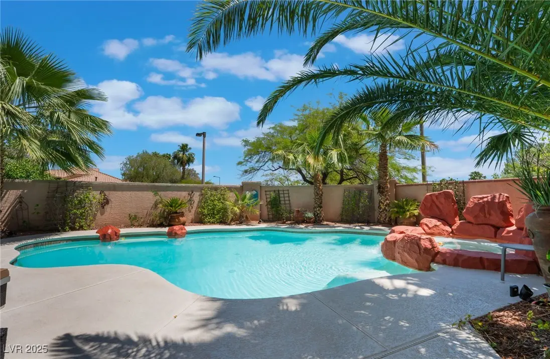 Photo of Listing #2724575