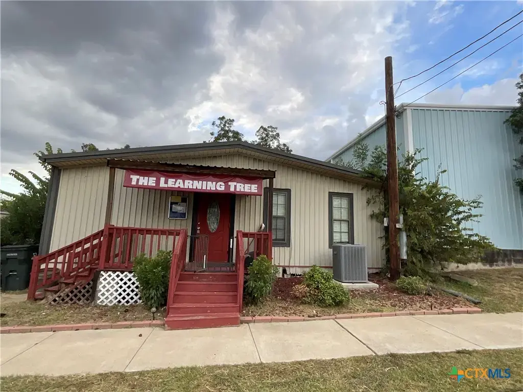 305 E 2nd Street, Hallettsville