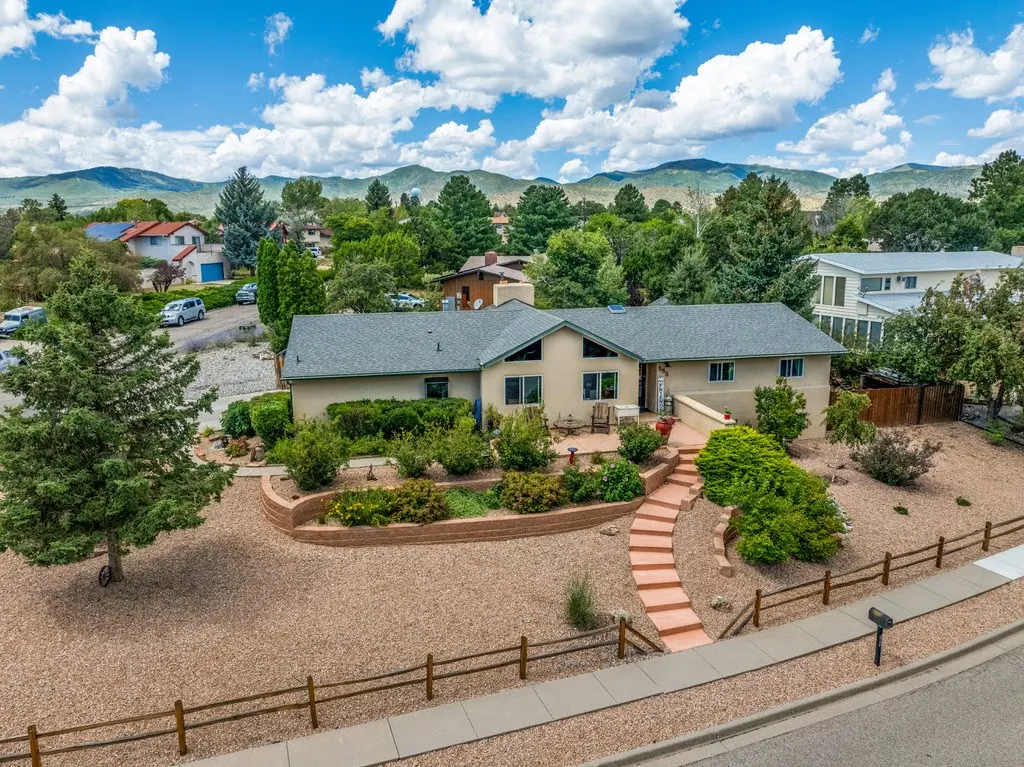 585 Navajo, Los Alamos