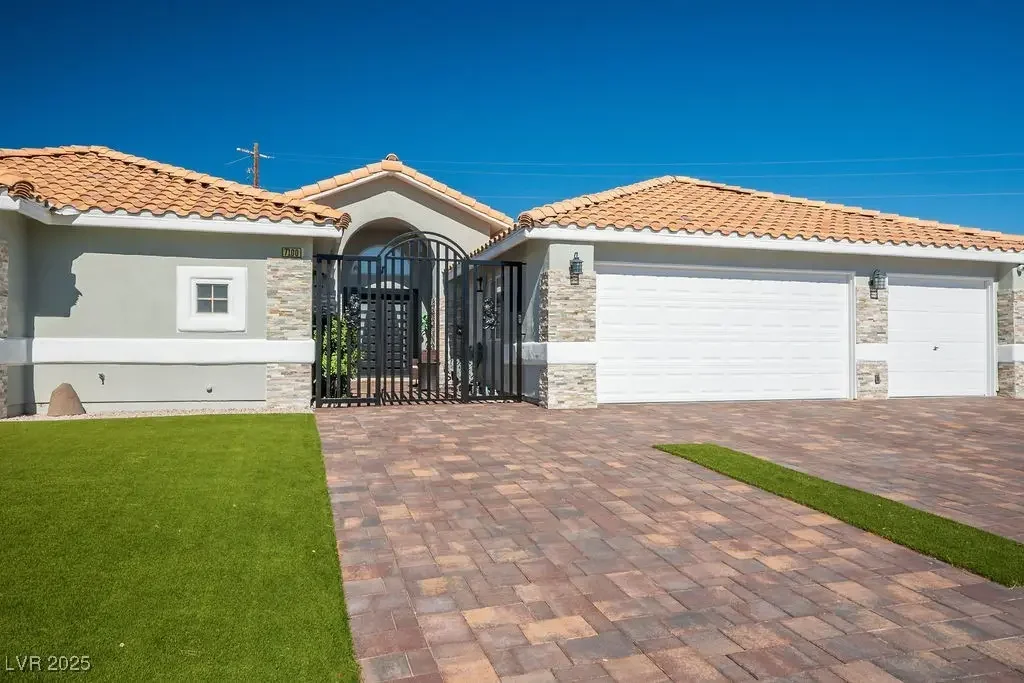 Photo of Listing #2725777