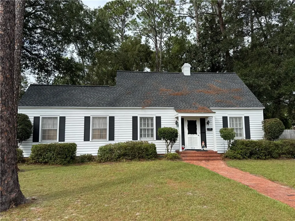 713 Magnolia Drive, Waycross