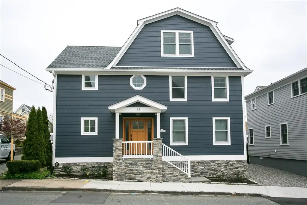 25 Dearborn St # 2, Newport