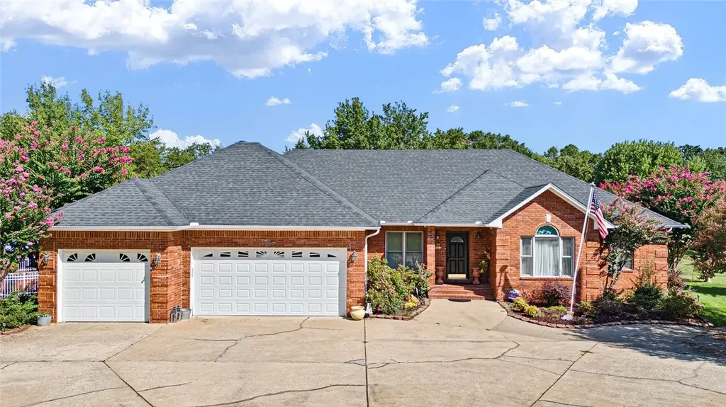 2200 Marina Road, Russellville