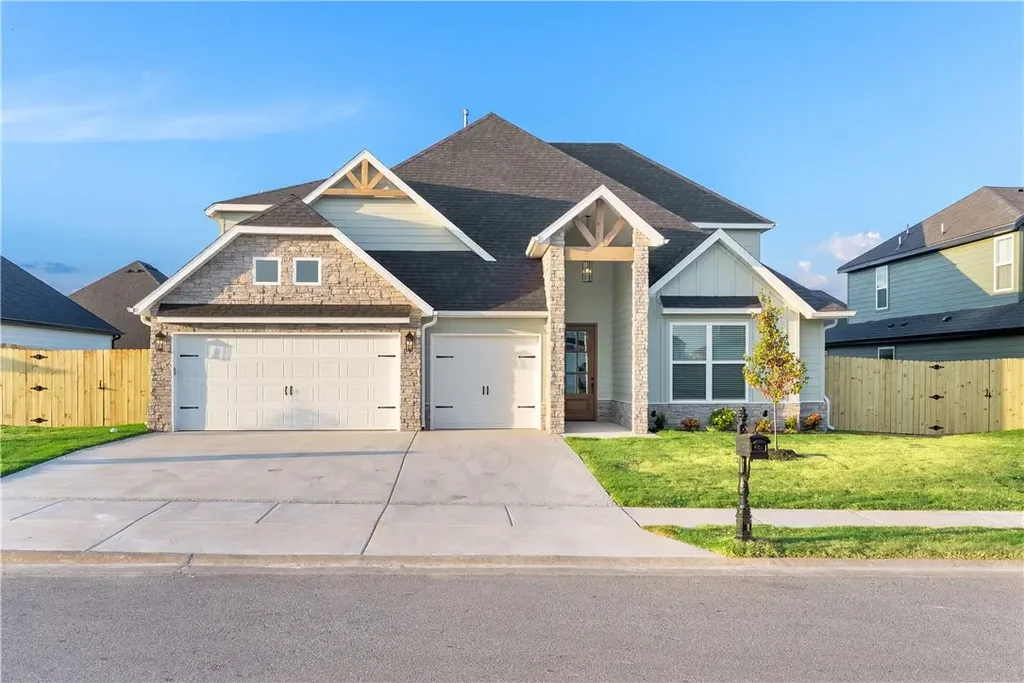 1230 Red Maple Street, Centerton