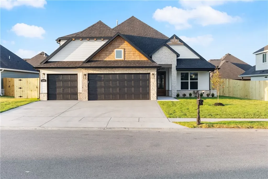 1240 Red Maple Street, Centerton