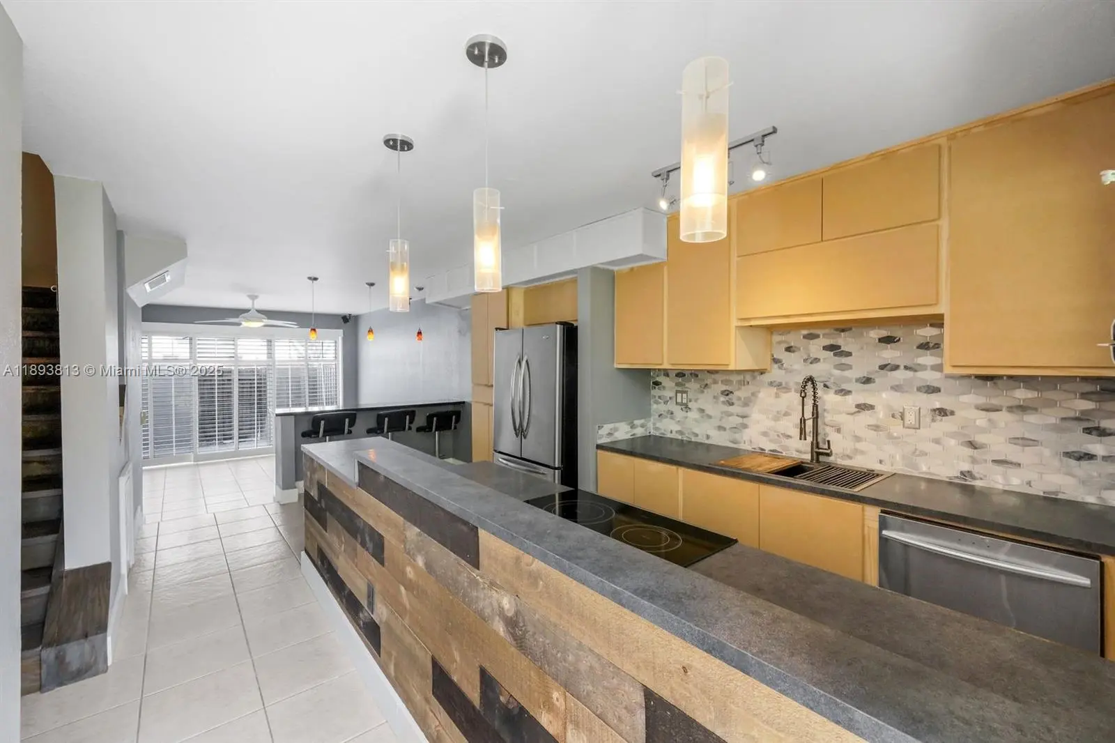 Photo of Listing #A11893813