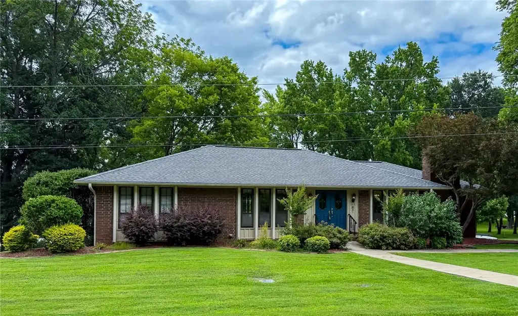 204 E Shore Drive, Russellville