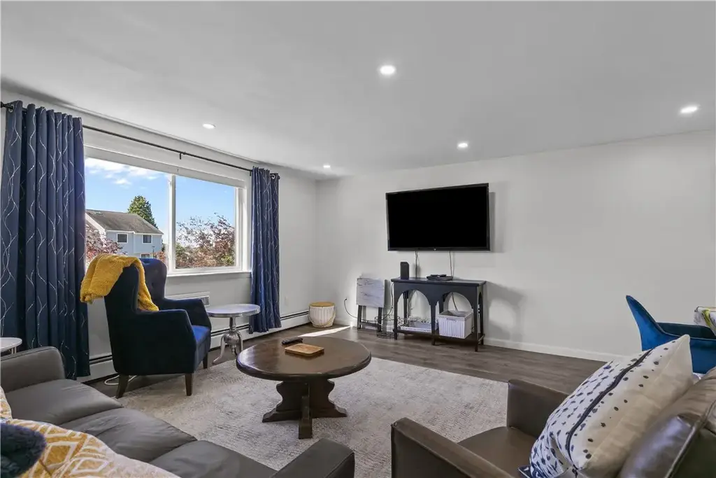 66 Girard Ave # 324, Newport