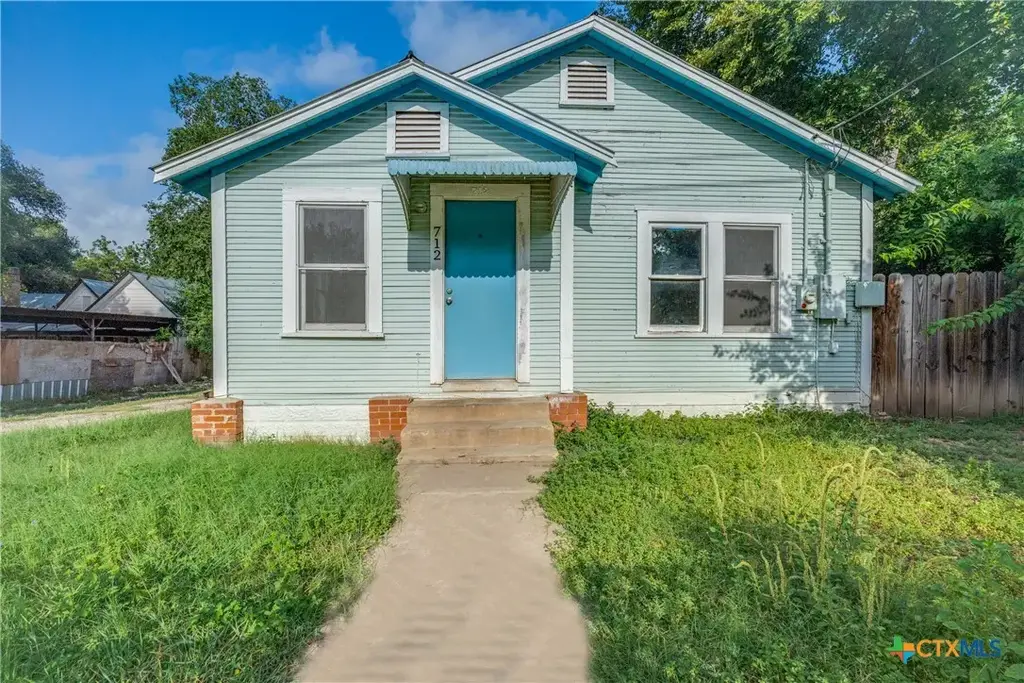 712 S Austin Street, Seguin