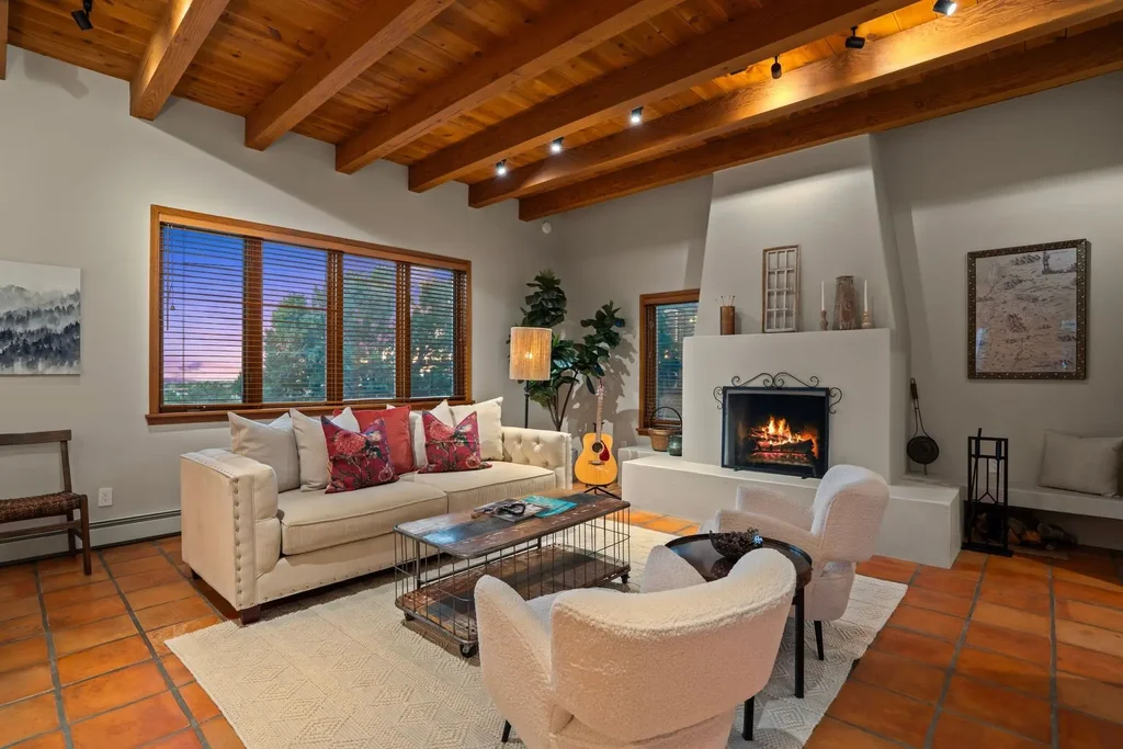 17 Camino Estrellas, Santa Fe