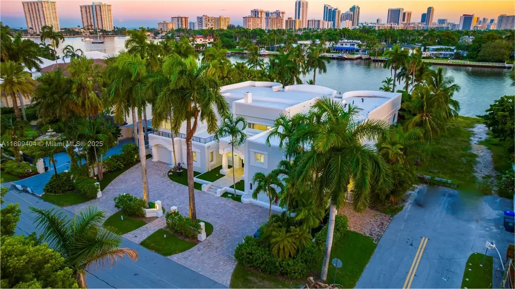 929 N Southlake Dr, Hollywood