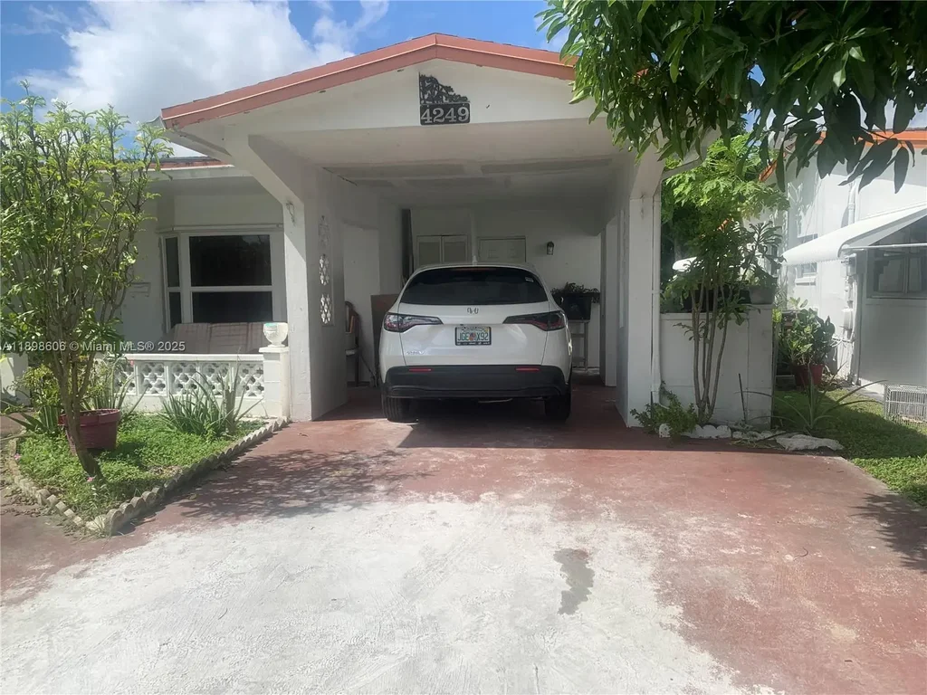 4249 Nw 50th Ter, Lauderdale Lakes