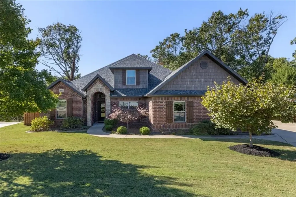 2001 Ne Oak Trail Road, Bentonville