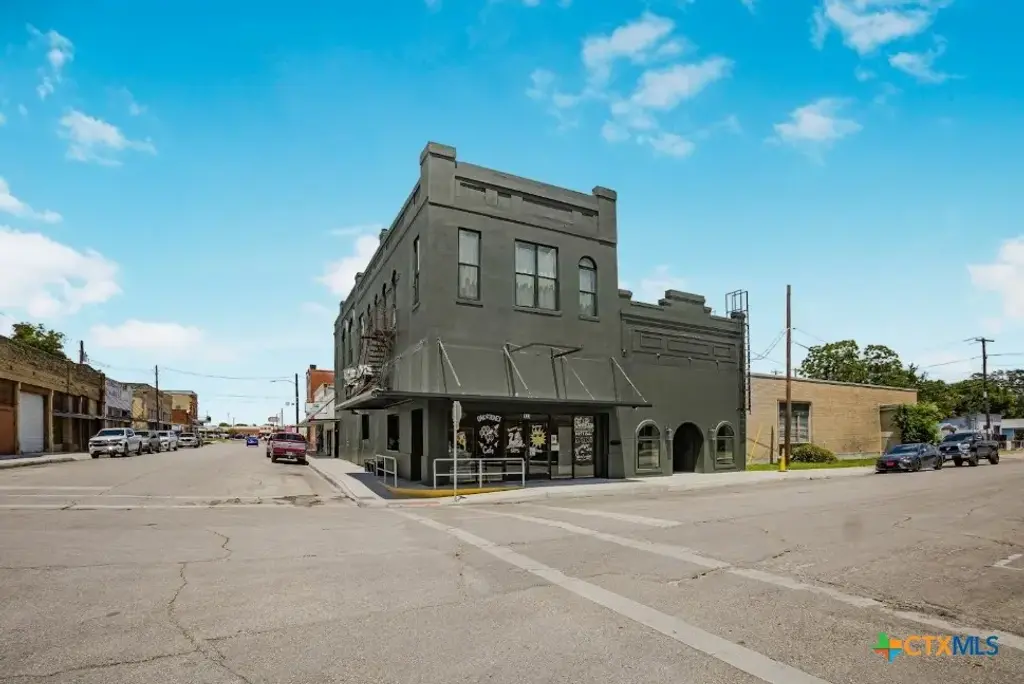 123 W May Street, Yoakum