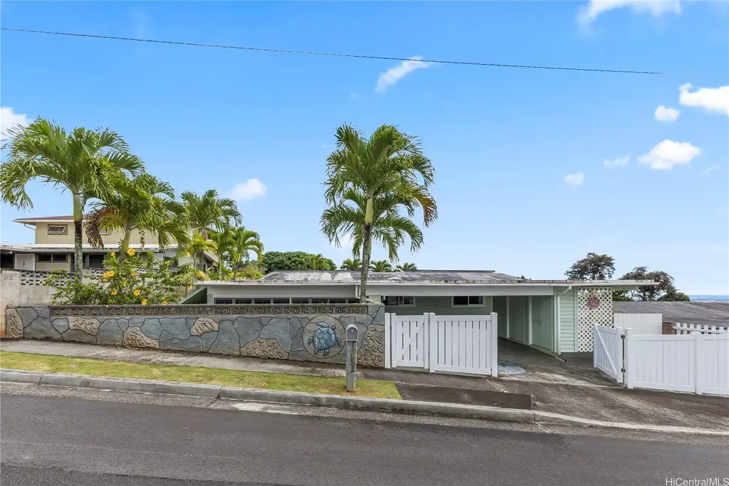 2223 Aamanu Street, Pearl City