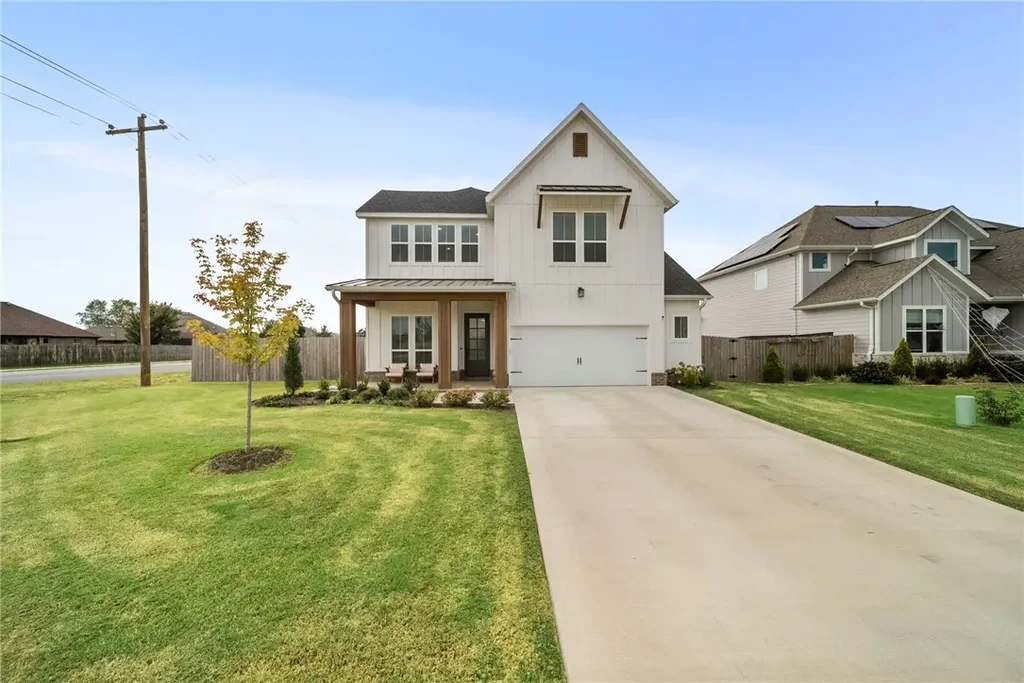 2814 S 20th Street, Rogers