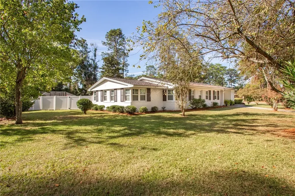 506 Magnolia Drive, Waycross